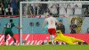 Video: el VAR otorga un penal pero el portero polaco le niega el gol a Arabia Saudí
