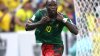 Vincent Aboubakar lo hace para el equipo de Camerún marcando el gol del triunfo