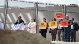 Activistas cuando reclamaban el fin de la regla conocida como Título 42, en la frontera, a mediados del 2022.