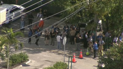 Imágenes de escuela de Miami-Dade evacuada por supuesta amenaza