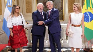 Fotografía cedida por la Presidencia de Argentina que muestra al mandatario, Alberto Fernández, junto a su esposa la primera dama Fabiola Yáñez (d), mientras saluda a su homólogo brasileño, Luiz Inácio Lula da Silva (c-i), junto a su esposa, Janja da Silva (i), durante una reunión en Buenos Aires (Argentina).