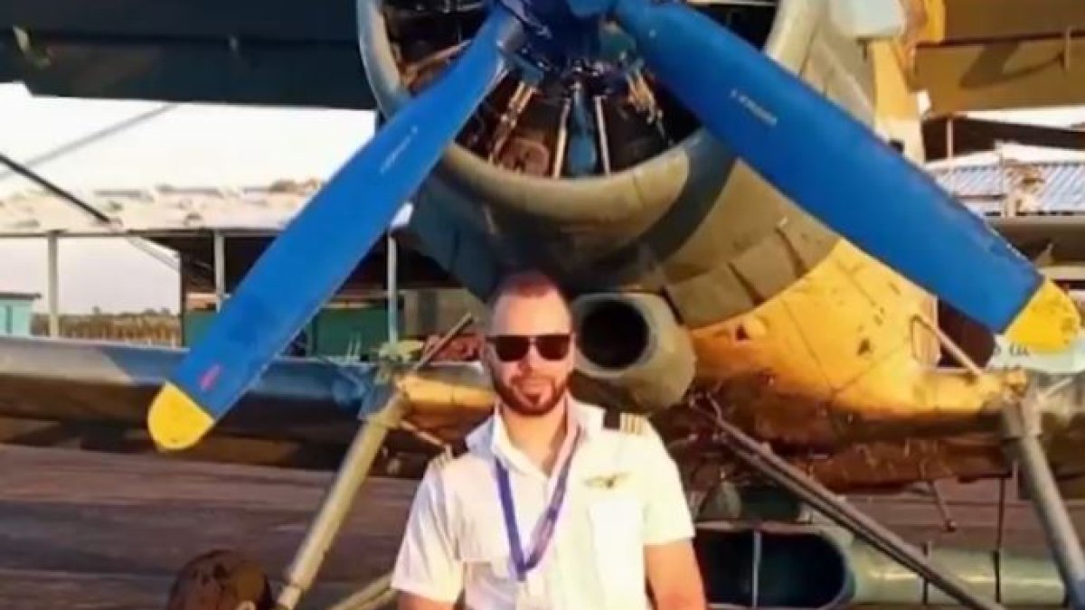 Political asylum is granted to a Cuban pilot who arrived in Miami on a Russian plane