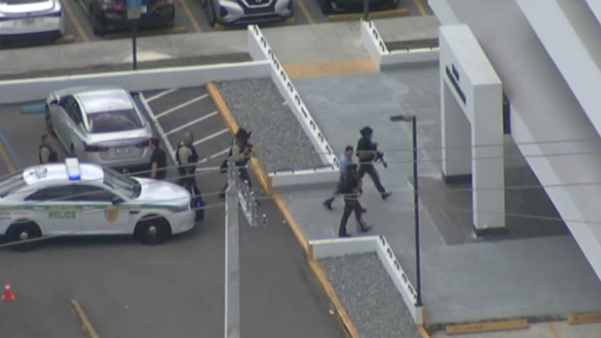 Massive police mobilization after reports of suspected gunman at Miami medical office building
