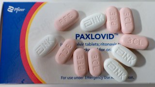 El informe del personal de la FDA dice que los datos muestran que el tratamiento COVID de Pfizer, Paxlovid, es efectivo en adultos de alto riesgo.