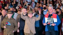 El presidente de Cuba, Miguel Díaz-Canel (d), y su predecesor, Raúl Castro (c), en una fotografía de archivo. EFE/Ernesto Mastrascusa