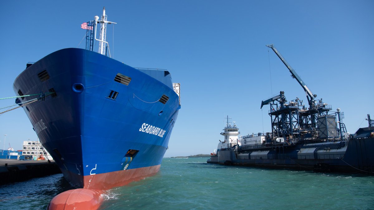The Port of Miami celebrates that for the first time they supply a ship with liquefied natural gas
