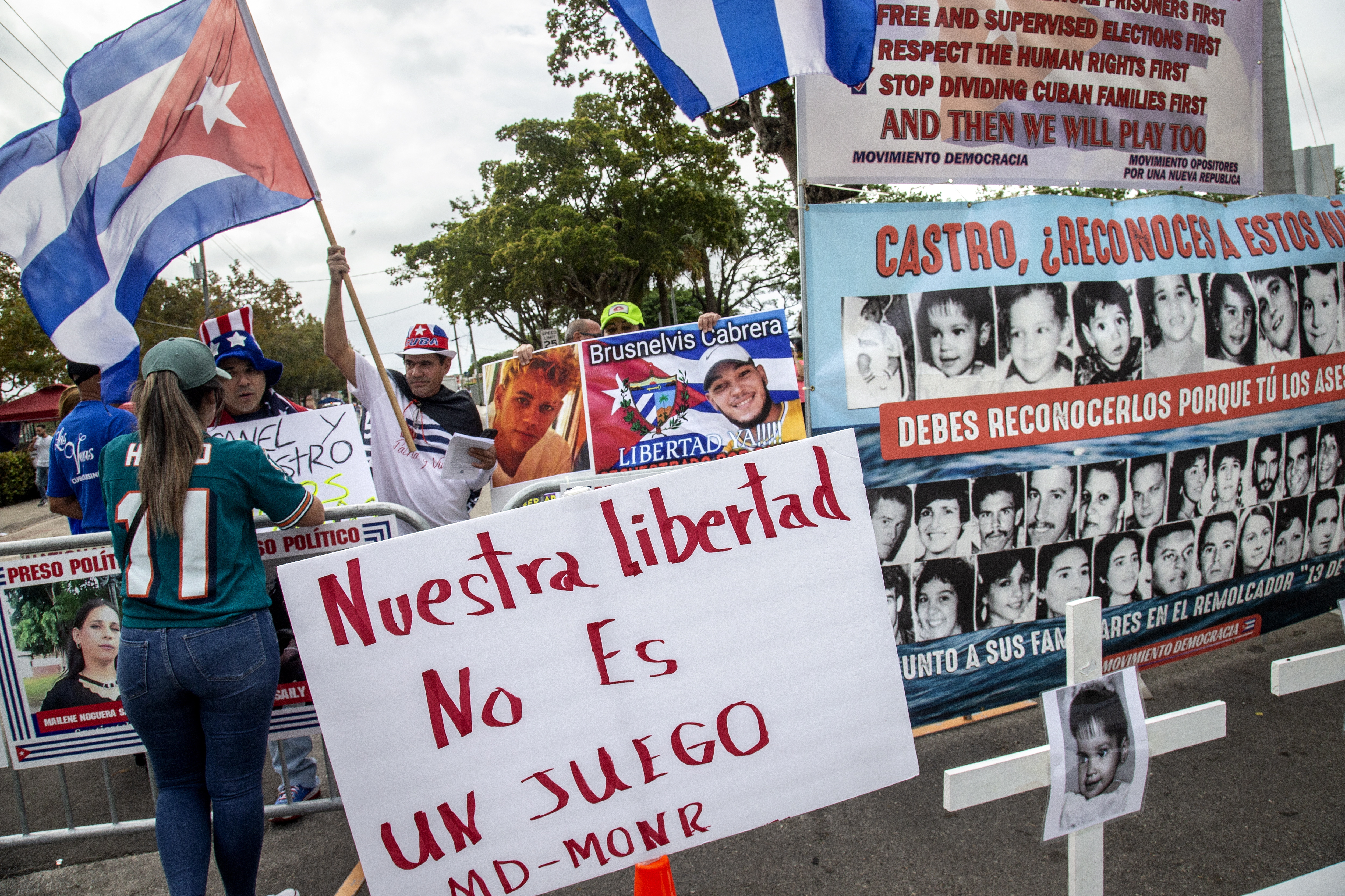 En fotos: cubanos en Miami protestan por la presencia del equipo de béisbol en el Clásico Mundial