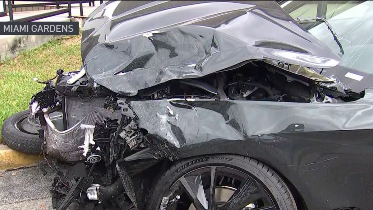A person dies after a violent collision of several cars in a dealership