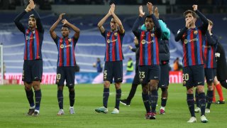 Los jugadores del Barcelona celebran la victoria ante el Real Madrid, al término del partido de ida de las semifinales de la Copa del Rey que Real Madrid y FC Barcelona han disputado este jueves en el estadio Santiago Bernabéu.