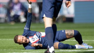 Neymar #10 de Paris Saint-Germain se retuerce de dolor con una lesión en el tobillo durante el duelo ante Lille OSC de la Ligue 1 en el Parque de los Príncipes el 19 de febrero de 2023 en París, Francia.