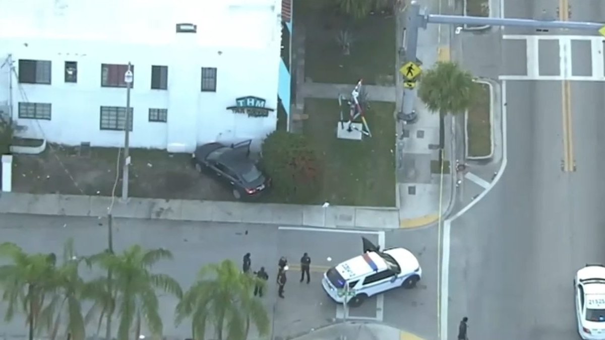 Man stabs couple who allegedly hit him with car in Miami