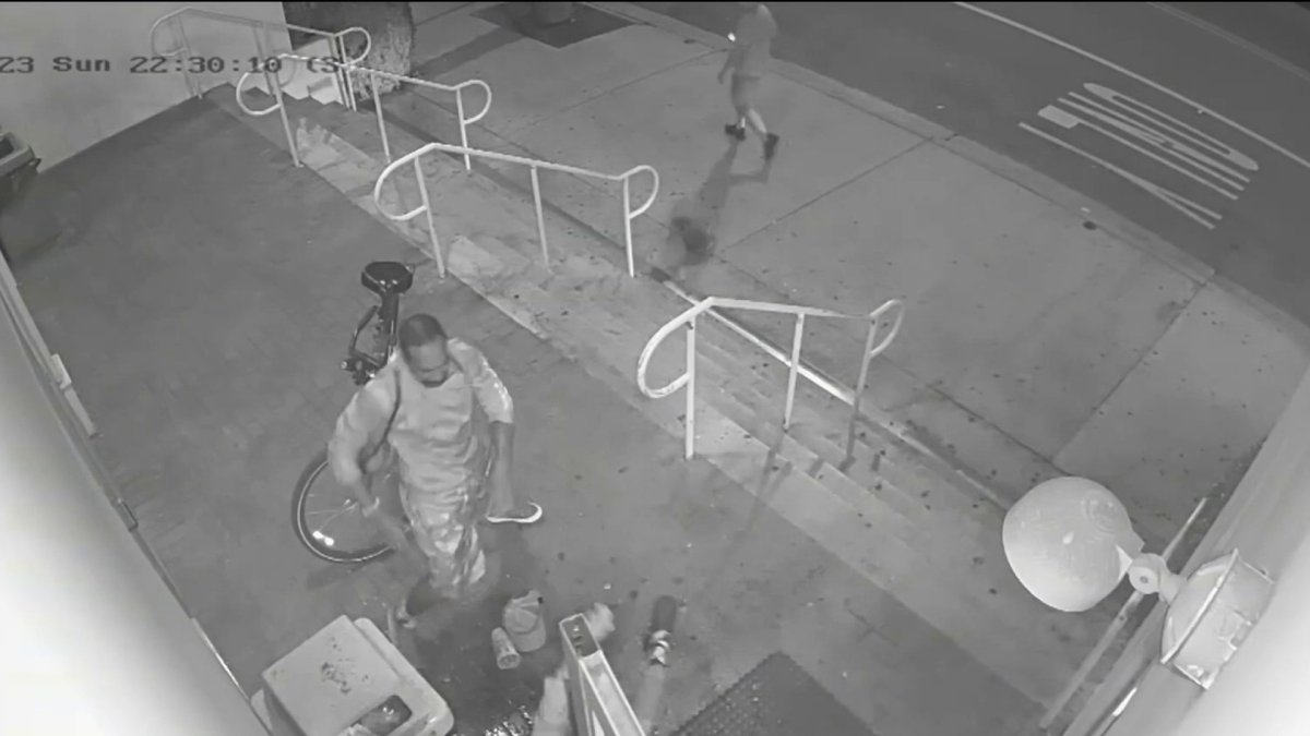 Search for person responsible for violently beating employees at a Brickell 7-Eleven store