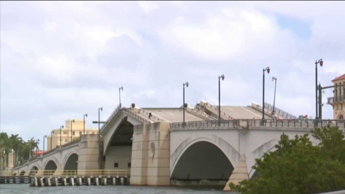 Mujer cae con su bicicleta cuando un puente de West Palm Beach comenzó a  elevarse