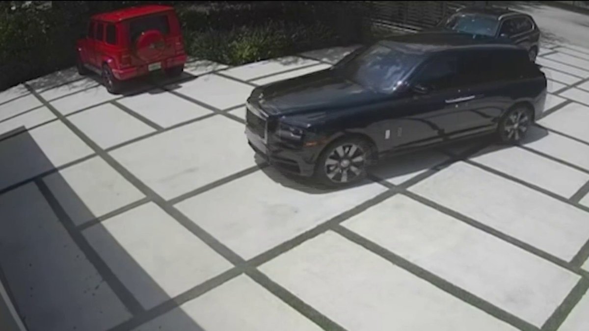 Footage shows the moment several men steal 2 luxury cars