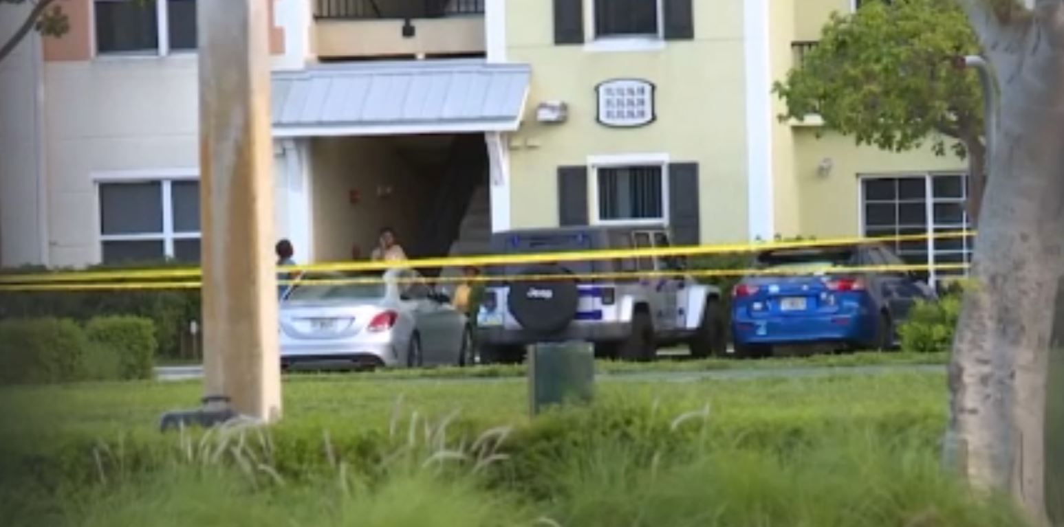 Une femme âgée est abattue alors qu’elle se tenait sur le balcon de son appartement
