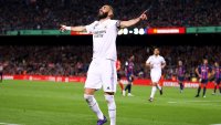 Benzema anota un histórico hat-trick contra el Barcelona en el Camp Nou