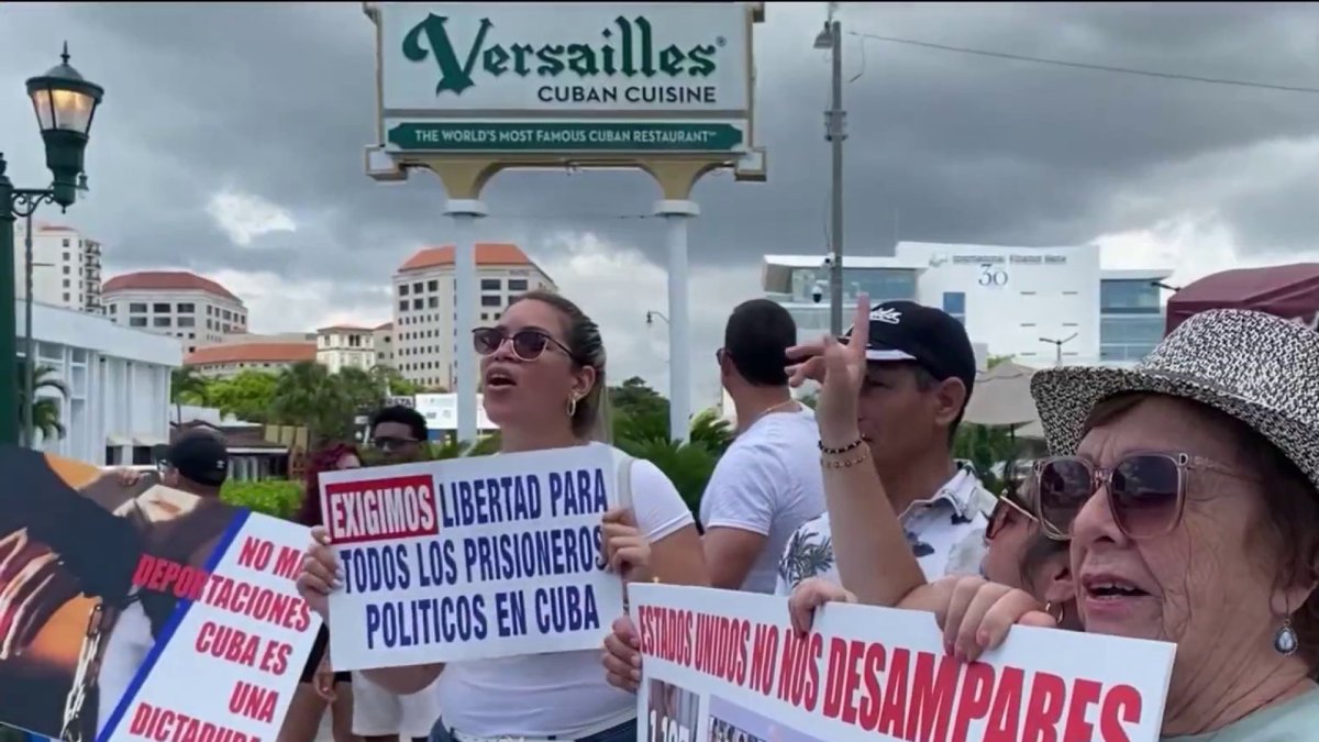 Cubanos protestan en la Pequeña Habana por su situaciuón migratoria y Cubanos protestan en la Pequeña Habana por su situaciuón migratoria y