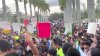 Protestan contra el gobernador Ron DeSantis en Homestead