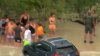 Una mujer conduce su carro por una playa de Florida y termina en el agua, según la policía