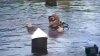 Sale a la superficie profesor que pasó 100 días bajo el agua en los Cayos de Florida