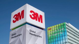 3M acuerda pagar más de $ 10 mil millones para resolver una demanda por contaminación del agua por "productos químicos para siempre" Maplewood, Minnesota, sede mundial de la empresa 3M. 3M produce las máscaras de respirador N95 para el COVID-19.