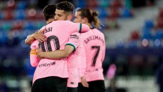 Lionel Messi y Jordi Alba celebran el gol 0-1 durante el partido de La Liga Santander entre el Levante y el FC Barcelona en el Estadi Ciutat de Valencia el 11 de mayo de 2021 en Valencia, España.