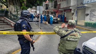 Peritos forenses, policías y militares trabajan en la zona donde fueron localizados siete cuerpos en el municipio de Chilpancingo, en el estado de Guerrero (México). Imagen de archivo.