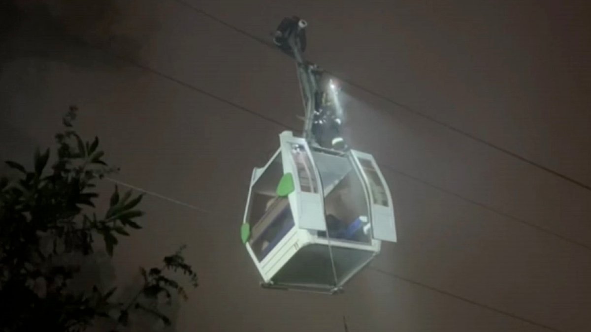 Dramático rescate de noche y en las alturas: quedan atrapados en un  teleférico