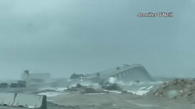 Captado en video: intenso oleaje golpea puente en el suroeste de Florida