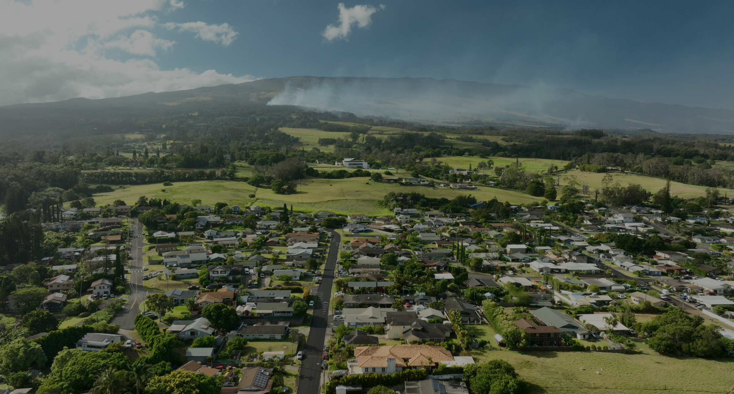 El humo se eleva sobre Kula en la isla de Maui en Hawaii, el 3 de agosto de 2023.