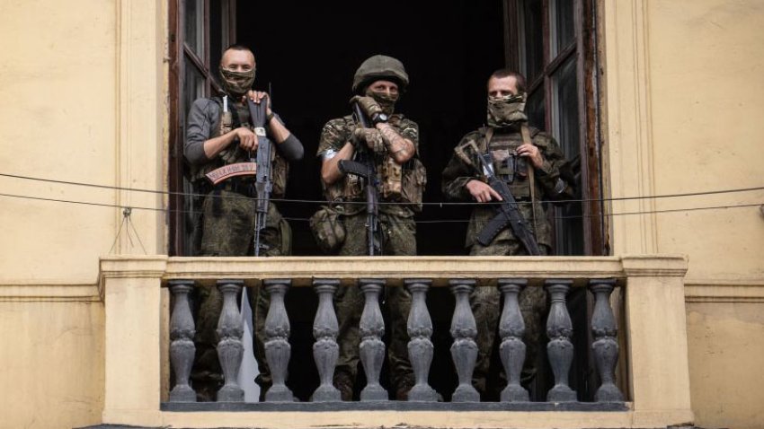 TOPSHOT – Members of Wagner group stand on the balcony of the circus building in the city of Rostov-on-Don, on June 24, 2023. President Vladimir Putin on June 24, 2023 said an armed mutiny by Wagner mercenaries was a “stab in the back” and that the group’s chief Yevgeny Prigozhin had betrayed Russia, as he vowed to punish the dissidents. Prigozhin said his fighters control key military sites in the southern city of Rostov-on-Don. (Photo by Roman ROMOKHOV / AFP) (Photo by ROMAN ROMOKHOV/AFP via Getty Images)