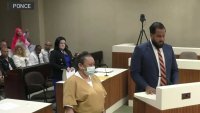 En video: la reacción de una madre al testimonio de la asesina de su hijo en corte