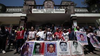 Padres de Ayotzinapa piden investigar penalmente al expresidente mexicano Peña Nieto