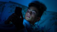 ¿Cómo afecta sus cerebros? Jóvenes reciben casi 5,000 notificaciones de teléfono al día, según estudio
