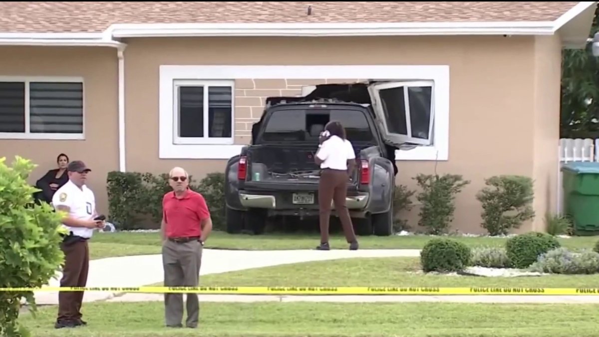 Conductor de camioneta se estrella contra una casa en Miami-Dade ...