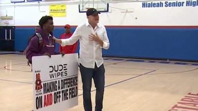 En inglés: Hialeah High students and staff surprise their star football player on World Kindness Day