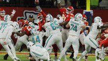 Frankfurt Main (Germany), 05/11/2023.- Kansas City Chiefs tight end Blake Bell (4R) reaches in an attempt to block the extra point kick by Miami Dolphins place kicker Jason Sanders (3L) during the second half of the NFL Frankfurt American Football game between Miami Dolphins and Kansas City Chiefs, in Frankfurt, Germany, 05 November 2023. The NFL is holding two regular season games abroad in Frankfurt. (Alemania) EFE/EPA/RONALD WITTEK