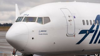 Un avión Boeing 737 Max-9 de Alaska Airlines aterrizó en el Aeropuerto Internacional Seattle-Tacoma (SEA) en Seattle, Washington, el sábado 6 de enero de 2024.