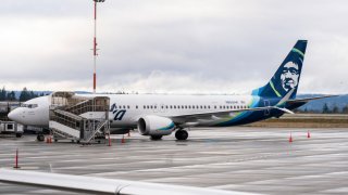 Un avión Boeing 737 Max-9 de Alaska Airlines aterrizó en el Aeropuerto Internacional Seattle-Tacoma (SEA) en Seattle, Washington, el sábado 6 de enero de 2024.