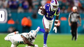 Stefon Diggs #14 de los Buffalo Bills avanza con éxito durante un pasaje del primer tiempo en el Hard Rock Stadium