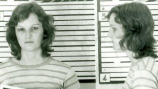 Fotografía divulgada por el FBI donde se muestra una composición de dos fotografías de registro policial de Patricia Campbell Hearst tras su arresto el 18 de septiembre de 1975 en San Francisco, California.