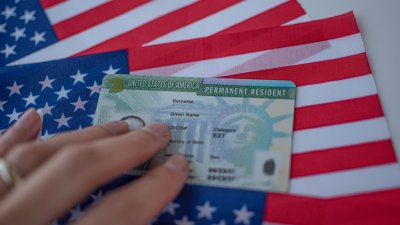 ¿Deben inmigrantes con estatus legal evitar salir de EEUU? Lo que recomiendan abogados