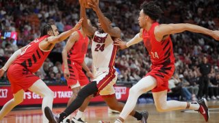 Haywood Highsmith (24), del Heat de Miami, ataca la canasta entre dos jugadores de los Trail Blazers de Portland durante la segunda mitad del juego de baloncesto de la NBA, el viernes 29 de marzo de 2024, en Miami.