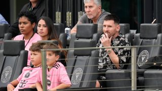 Lionel Messi (derecha) observa desde un palco el partido del Inter Miami contra Montreal en la MLS, el domingo 10 de marzo de 2024, en Fort Lauderdale, Florida. (AP Foto/Rebecca Blackwell)