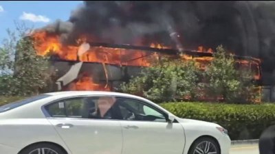 Incendió de autobús provoca el cierre parcial de la autopista I-595 en Broward