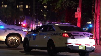 Two people robbed at gunpoint in Miami: Police