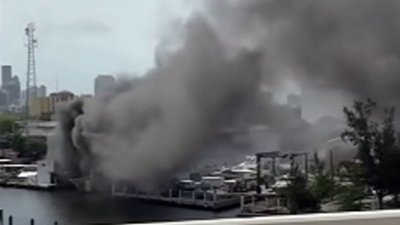 En video: Bomberos luchan contra un gran incendio en un bote en el río Miami