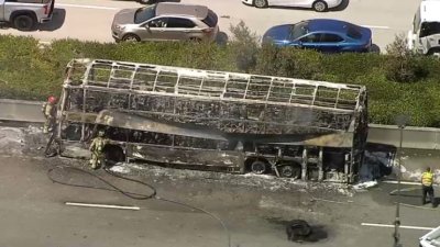 Incendio de un autobús provoca el cierre parcial de la I-595