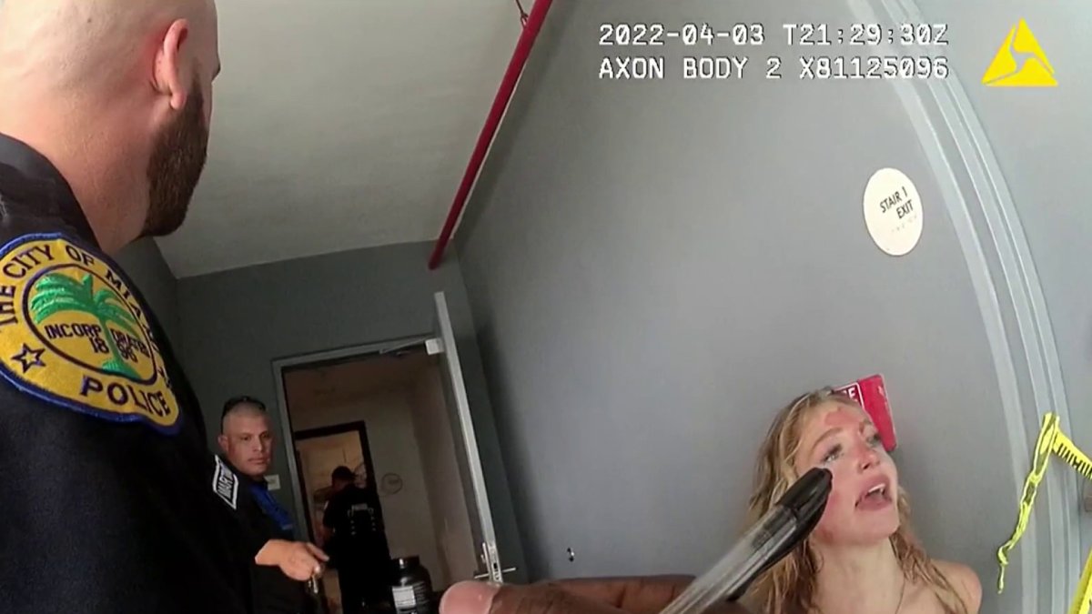 Nuevo video muestra a la modelo de OnlyFans cubierta de sangre tras