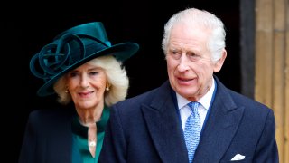 El rey Charles III y la reina Camilla luego de una misa de Pascuas el 31 de marzo de 2024.